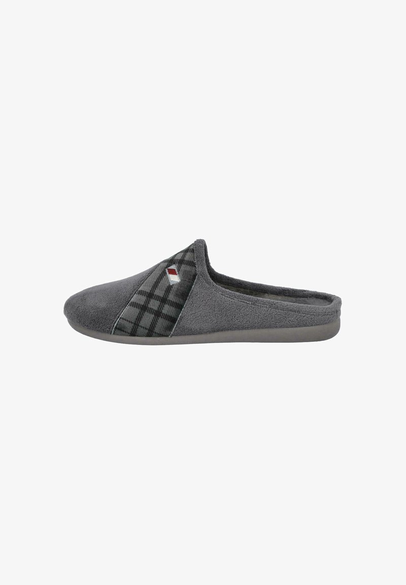 Zapatilla gris de tipo slip-on con tela suave, acento a cuadros en el lateral y suela acolchada para uso en interiores.