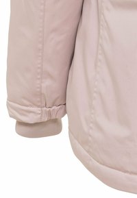 Světle růžová bunda s hladkým povrchem, žebrovanými manžetami a mírně elastickým lemem. Obsahuje jednoduché švy podél švů.