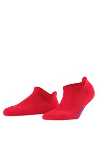 Calzini alla caviglia rossi realizzati in tessuto elastico con una texture liscia. Presentano un polsino a coste e un marchio blu sul lato.