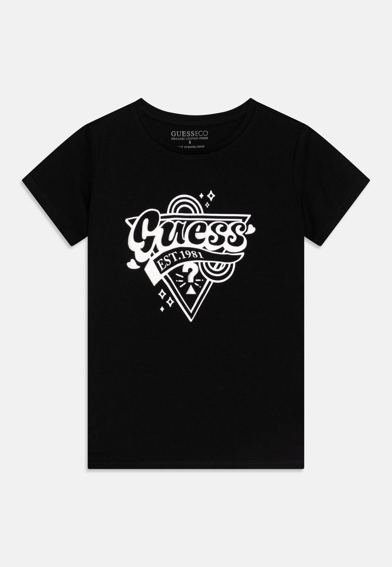 T-shirt preta de algodão orgânico com uma gráfica branca apresentando "Guess" e "EST. 1981" num design decorativo dentro de um triângulo.