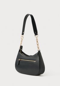 Borsa a mano in pelle nera con design curvo, catena e dettagli della tracolla in tonalità oro, e tasca frontale con zip per una maggiore funzionalità.