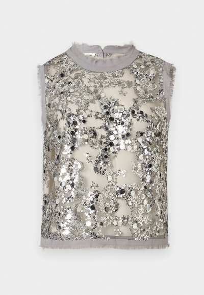 Γκρι αμάνικο τοπ από διχτυωτό ύφασμα, διακοσμημένο με πυκνά τοποθετημένες ασημί παγέτες, με ακατέργαστες άκρες στο γιακά και στις μασχάλες.