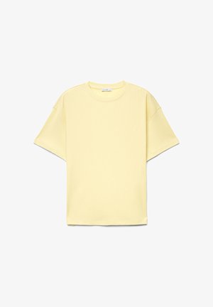 Hellgelbes, kurzärmeliges, geripptes Baumwoll-T-Shirt mit Rundhalsausschnitt und einem kleinen weißen Etikett am hinteren Kragen.