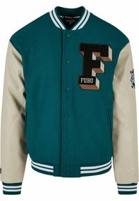 Jachetă varsity teal cu mâneci din piele bej, având brodat un mare „F” și logo-ul FUBU. Guler și mansete ribbate cu dungi albe.