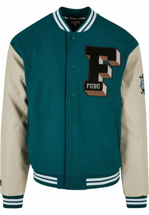 Ciklas varsity striukė su smėlio spalvos odinėmis rankovėmis, puikuojanti dideliu siuvinėtu raide "F" ir FUBU logotipu. Raukinėtas apykaklė ir rankogaliai su baltais dryžiais.