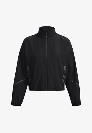 Sort cropped jakke med høj krave, frontlynlås, elastiske manchetter og sidelommer med lynlås. Har subtile reflekterende detaljer.