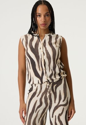 Kurzärmeliges, knöpfbares Oberteil aus einem strukturierten Stoff mit einem beige-dunkelbraunen Zebra-Muster, kombiniert mit passenden Hosen.