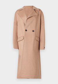 Cappotto lungo doppiopetto di un beige chiaro, realizzato in morbido materiale simile alla lana. Presenta grandi tasche frontali e bottoni scuri. Design con rever a punta.