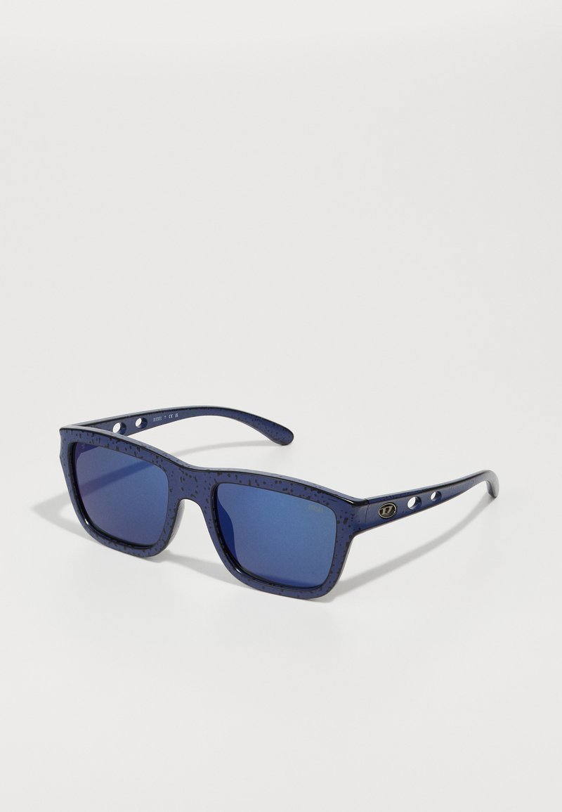 Óculos de sol retangulares com uma armação azul escura salpicada e lentes azuladas. As características incluem pequenos orifícios nas hastes e um detalhe com o logotipo.