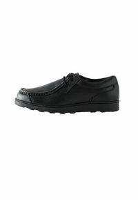 Chaussure en cuir noir avec un bout arrondi, des coutures discrètes et un minimum de détails de lacets. Semelle en caoutchouc flexible. Texture lisse en totalité.