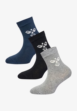 Drei Paare von Crew-Socken in Marineblau, Schwarz und Grau. Jede Socke verfügt über ein weißes Bienenlogo und ein geripptes Bündchen-Design. Weicher Stoff.
