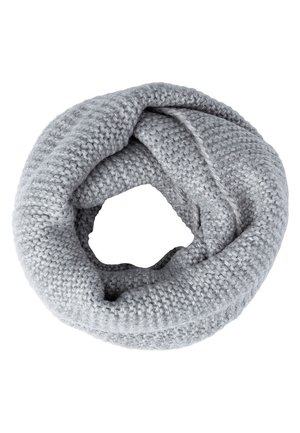 Lichtgrijze gebreide infinity sjaal met een grove, gestructureerde steek, gelegd in een cirkelvormige lus op een witte achtergrond.