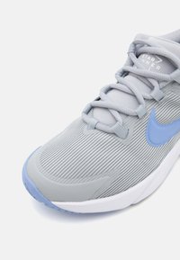 Nike Performance STAR RUNNER 4 - Chaussures de running sur route - wolf grey/royal pulse/white