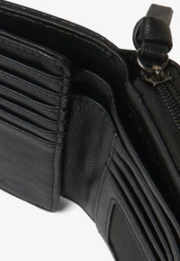 Schwarze Lederbrieftasche mit mehreren Kartenfächern, einem Reißverschlussfach und einer strukturierten Oberfläche. Kompakt, mit eleganten Designelementen.