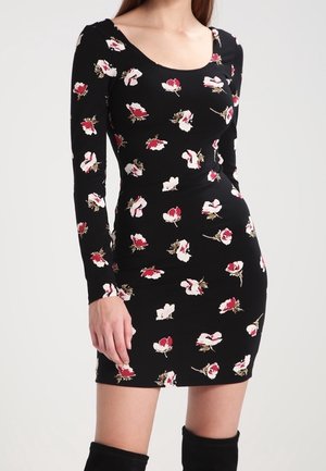 Schwarzes langärmeliges Kleid mit floralem Muster in Rot und Weiß, mit runder Ausschnittform und figurbetonter Silhouette. Glatter Stofftextur.