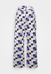 Värihkät ruudulliset housut pastellinsävyissä liilasta, vihreästä ja sinisestä, joissa on rento istuvuus. Varustettu takataskuilla ja valkoisella "RAGGED" -tarralla vyötäröllä.