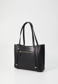 Borsa a tote in pelle nera con doppi manici, tasca anteriore con zip e dettagli in hardware dorato. Texture liscia, design strutturato.