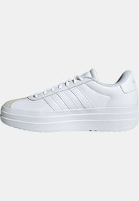 Sneakers platform bianchi con una parte superiore in materiale sintetico liscio, caratterizzati da tre strisce tonali, punta rotonda e chiusura con lacci.