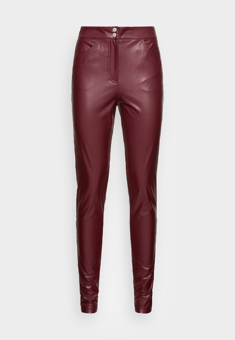 Pantalon slim en fausse cuir bordeaux taille haute avec poches avant et fermeture à double bouton.