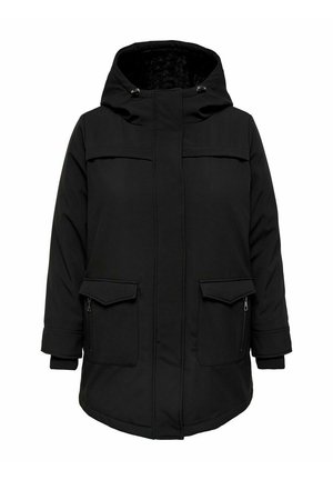 Černá parka s kapucí, která má přední zipové kapsy, dvě hrudní kapsy a strukturovanou vnitřní podšívku pro teplo.