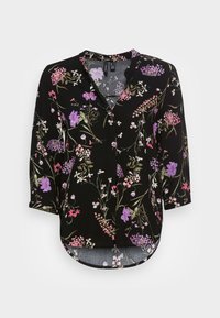 Blusa nera a fiori con fiori viola e rosa, con bottoni frontali, maniche 3/4 e orlo arrotondato con una parte posteriore leggermente più lunga.