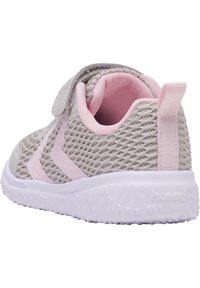 Baskets pour enfants grises et roses avec une tige en mesh, une sangle Velcro, une forme ronde et une semelle en caoutchouc blanche avec un motif texturé.