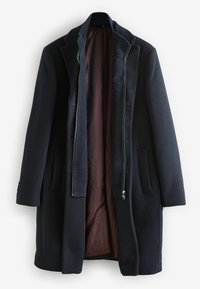 Cappotto lungo blu scuro realizzato in misto lana, con zip frontale, risvolti a lince, tasche laterali e una fodera a motivo bordeaux.
