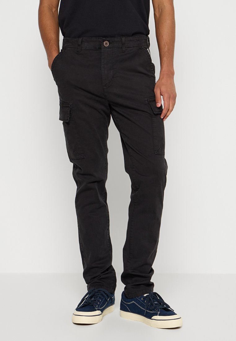 Pantalones cargo negros con múltiples bolsillos laterales, cierre de botón y un ajuste relajado. Fabricados con material duradero de textura suave.