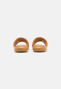 Nike Sportswear VICTORI ONE SLIDE - Pantoletai - crimson tint