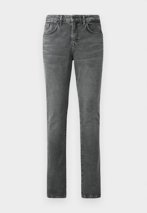 Sive jeans s ravnim krojem, zasnova s petimi žepi, subtilna izbledela tekstura in zanke za pas. Ni vidnih blagovnih znamk ali okraskov.