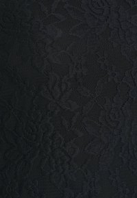 Schwarzer Spitzenstoff mit floralem Muster und filigranen Details, zeigt eine strukturierte Webart und ein mattes Finish.