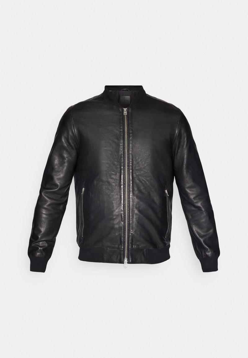 Blouson en cuir noir avec fermeture éclair sur le devant, poignets à côtes et ourlet. Il possède deux poches zippées à l'avant et une texture lisse.