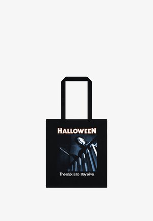 Borsa a tracolla nera con un design grafico di una figura su delle scale, con un coltello in mano. Il testo dice "HALLOWEEN" e "Il trucco è rimanere in vita."
