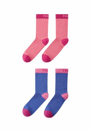Quattro calzini: due rosa, due blu. Ogni paio presenta accenti contrastanti sulla punta e sul tallone. Il materiale sembra morbido, con una fascia logo nella parte superiore.