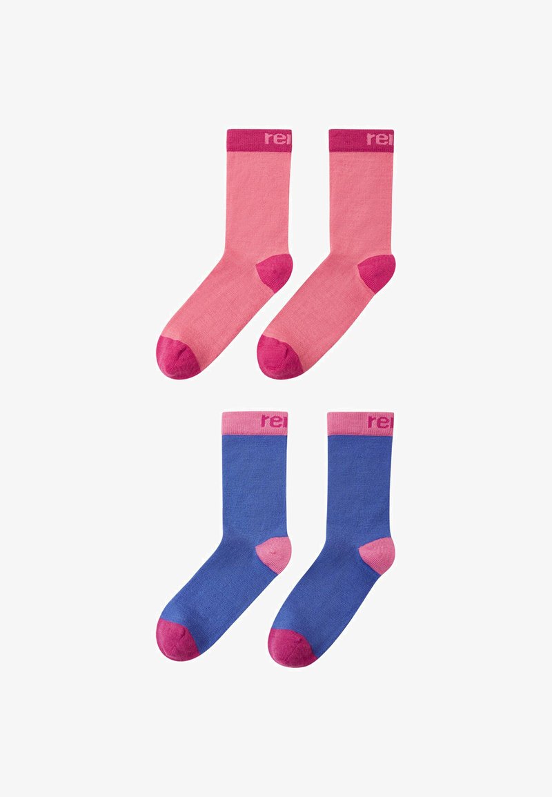 Quattro calzini: due rosa, due blu. Ogni paio presenta accenti contrastanti sulla punta e sul tallone. Il materiale sembra morbido, con una fascia logo nella parte superiore.