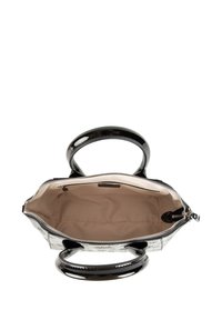 Czarna torebka z lakierowanej skóry o gładkim wykończeniu, o regularnym kształcie, wyposażona w solidne, okrągłe uchwyty oraz zamknięcie na suwak, które odsłania beżowe wnętrze.