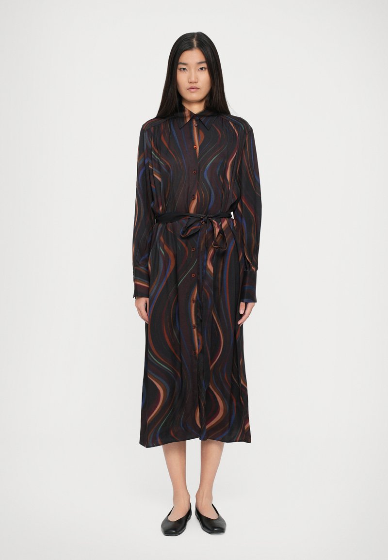 Vestido longo, com botão, feito de tecido suave com padrões em espiral nas cores preta, castanha e azul, apresentando um cinto na cintura e mangas com punhos.