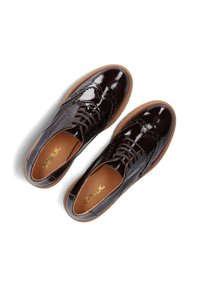Bruine gepolijste lederen brogues met ingewikkelde details, ronde neus en lichtbruine rubberen zool. Veters en gouden logo op de inlegzool inbegrepen.