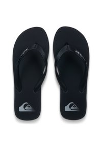 Μαύρα σαγιονάρες με υφασμένα πέλματα και λαστιχένιους ιμάντες, με λεπτομέρεια λογότυπου σε γκρι στο πέλμα. Ελαφρύς και απλός σχεδιασμός.