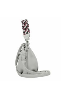 Sac à main en cuir gris clair avec une poignée tressée multicolore, ornée d'accents en métal et d'une bandoulière détachable.