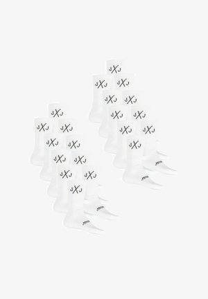 Quatorze paires de chaussettes blanches de type crew avec des initiales J et J croisées en noir sur les poignets, disposées en deux groupes sur un fond blanc.