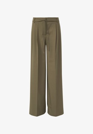 Hoch geschnittene, weit geschnittene olivgrüne Hosen mit Falten und einem schmalen Bindegürtel an der Taille, vor weißem Hintergrund präsentiert.