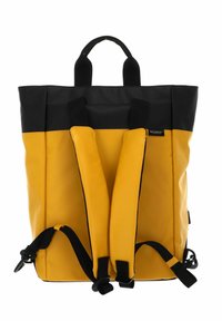 Sac à dos jaune et noir avec des bretelles réglables, fabriqué en matériau durable, doté de deux poignées supérieures, d'un intérieur spacieux et d'un détail de logo.
