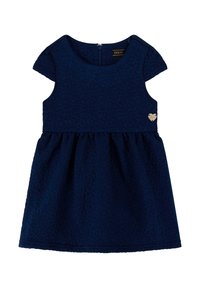 Navy-blaues Kleid mit einem strukturierten geometrischen Muster, kurzen Ärmeln, Rundhalsausschnitt und einem ausgestellt Rock; verfügt über ein kleines silbernes Herz-Logo.