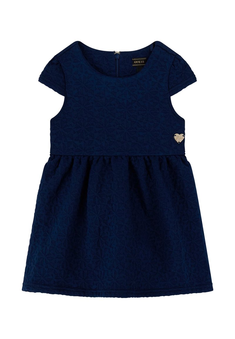 Navy-blaues Kleid mit einem strukturierten geometrischen Muster, kurzen Ärmeln, Rundhalsausschnitt und einem ausgestellt Rock; verfügt über ein kleines silbernes Herz-Logo.