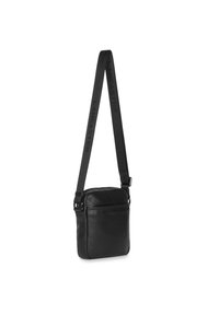 Borsa a tracolla in pelle nera con una parte anteriore testurizzata, tasca con zip e tracolla regolabile con logo "LANCASTER" impresso.