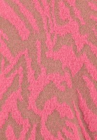 Patrón abstracto difuso rosa sobre una tela beige de punto con áreas texturizadas elevadas que crean un diseño irregular.