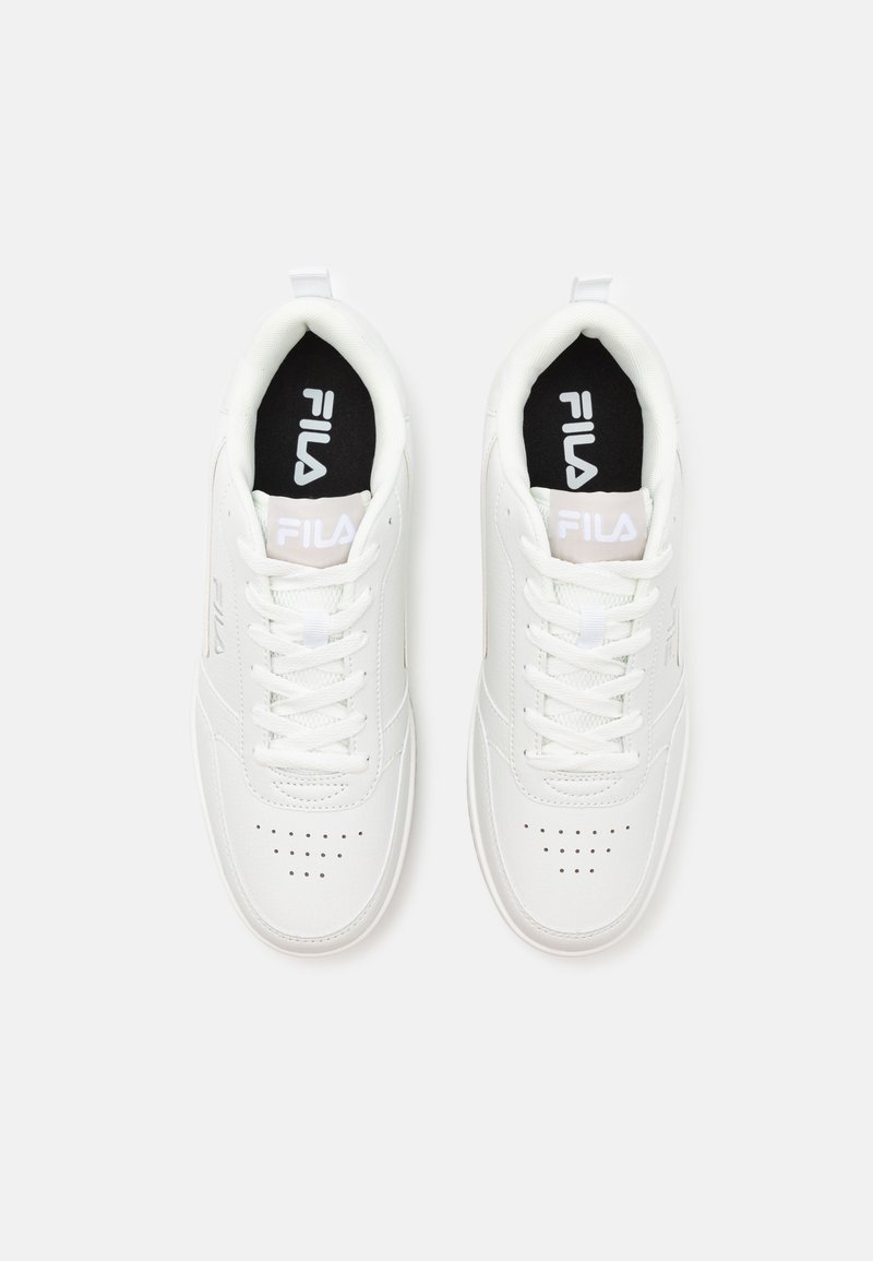 Witte sneakers met een glad bovenwerk van synthetisch materiaal, platte veters, geperforeerde neusdoos en zwarte binnenzolen met het FILA-logo in het wit.