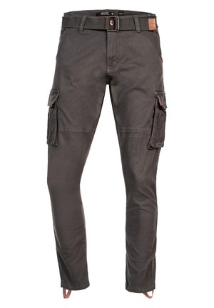 Pantalones cargo en algodón gris oscuro con múltiples bolsillos laterales, un acabado texturizado y un cinturón de tela con hebilla de metal. Diseño de corte ajustado.