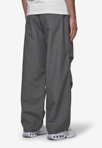 Pegador ARDEN PARACHUTE PANTS - Nadrágok - anthracite/black